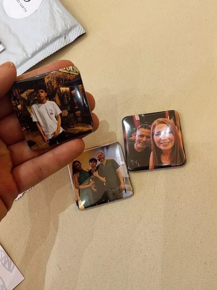 Cliente feliz com ímãs personalizados