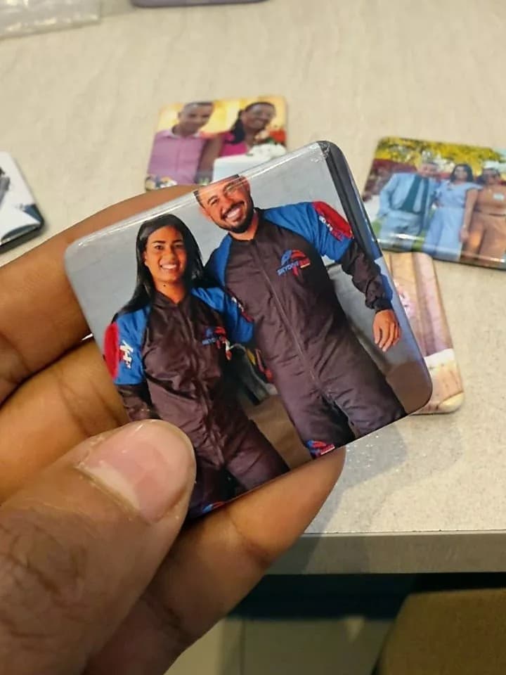 Cliente feliz com ímãs personalizados