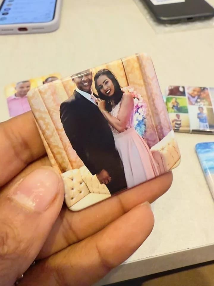 Cliente feliz com ímãs personalizados